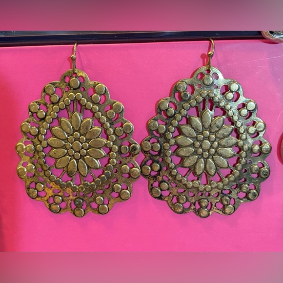 10 pair of lightweight dangle earrings. - Picture 11 of 11